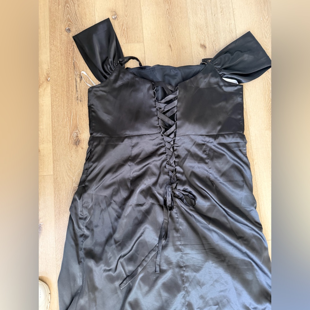 Elegant Black Satin Gown - Picture 3 of 10